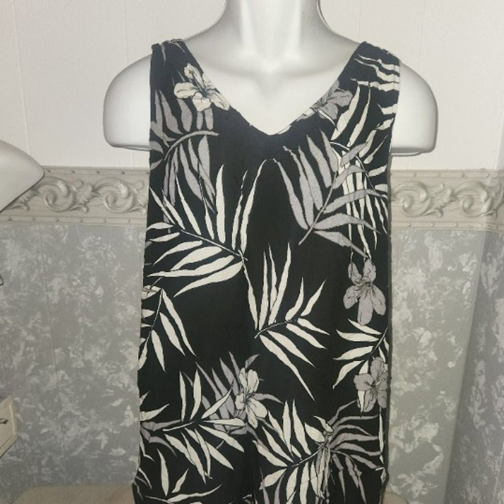 White Stag pretty Black & White sleeveless Rayon top in size 1XL (16W)